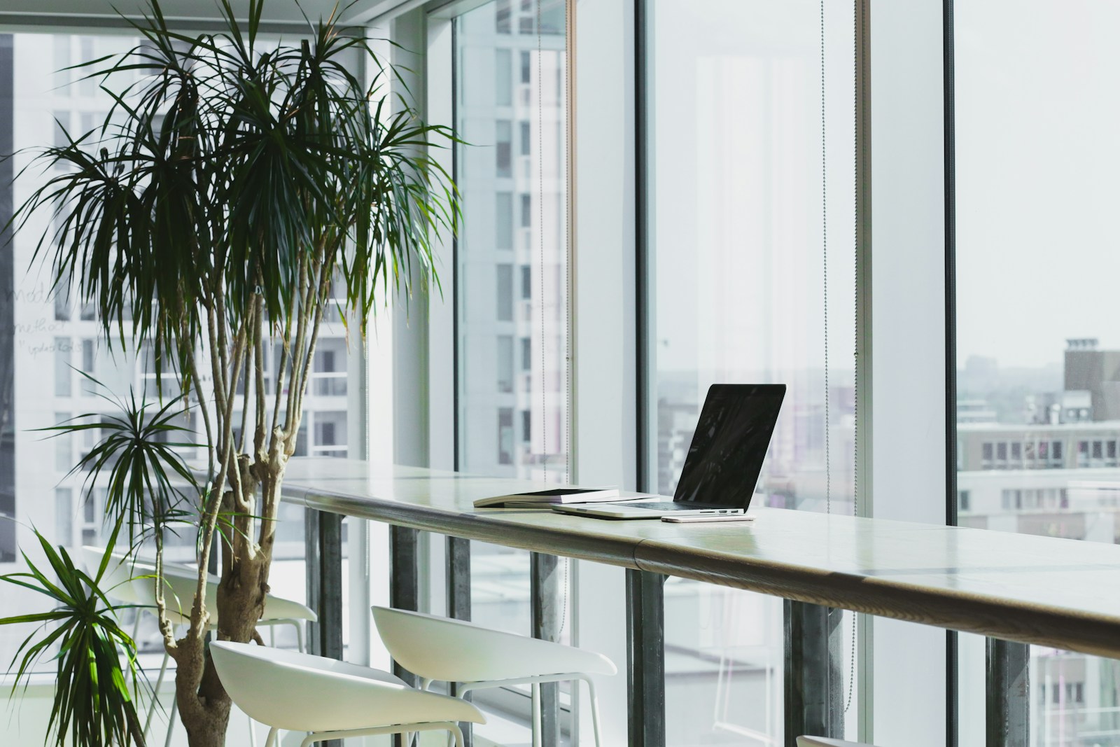 Pratinjau Kantor Vendor IT Modern Terbuka